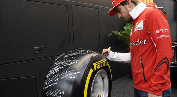 Fernando Alonso firma il Pirelli sulla pista di Spa