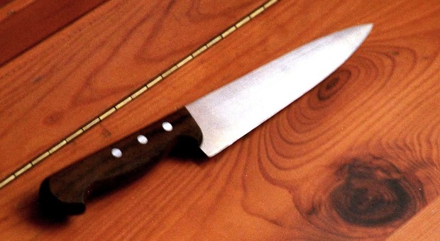 Milano, aggredisce ex marito e minaccia la figlia minorenne con un coltello