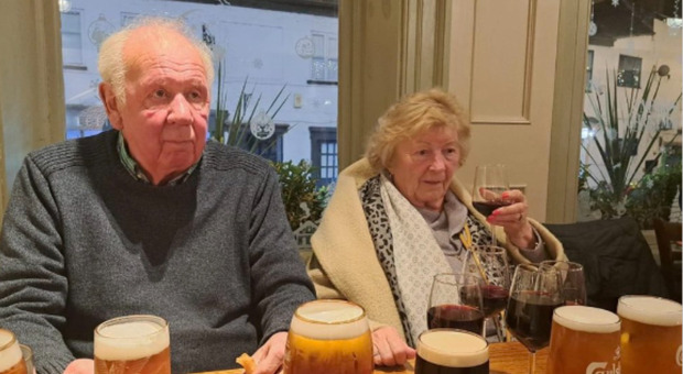 Nonni coinvolti in un gioco “alcolico” dal nipote per una notte: «Non potevano crederci»