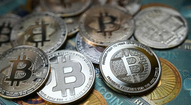 Bitcoin, nuovo record: vola oltre 72mila dollari. Ora vale 1.400 miliardi, più dell’argento