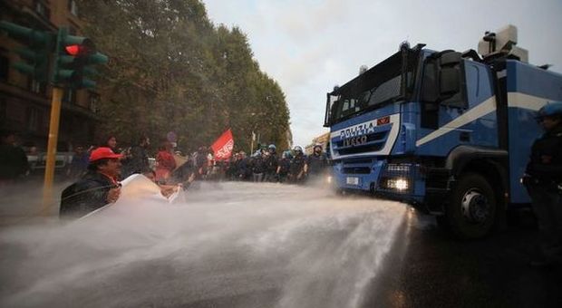 Roma, tensione e scontri a Porta Pia tra la polizia e i movimenti di lotta per la casa