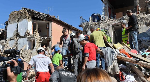 Terremoto: ad Amatrice lotta contro il tempo per trovare sopravvissuti Hotel Roma: 4 morti e 28 dispersi Estratti corpi di coniugi titolari di un bar I morti accertati sono 195
