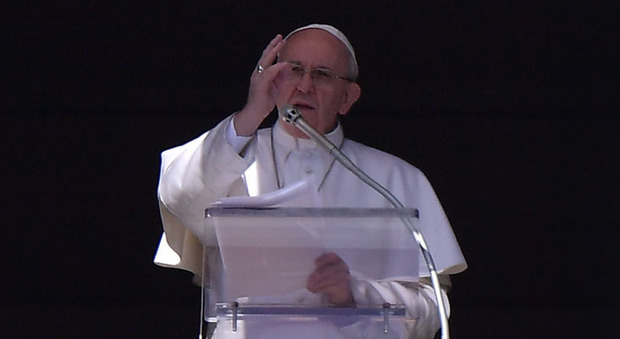 Papa Fancesco: «Teniamo sempre con noi la Bibbia come facciamo con il telefonino»