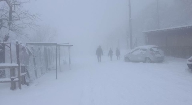Tempesta di neve sul Vesuvio: auto e turisti intrappolati a quota mille