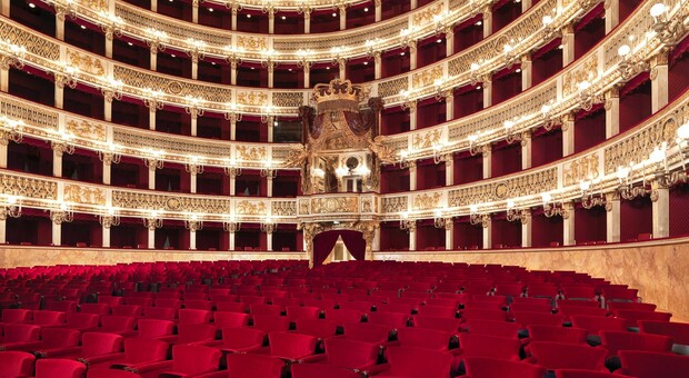 Teatro San Carlo, visita guidata a Ferragosto tra palchetti e terrazze