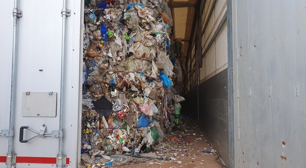 Un rimorchio carico di rifiuti abbandonato per mesi a Polla
