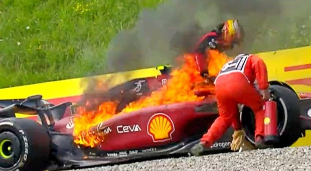 La Ferrari di Carlos Sainz in fiamme per l'esplosione del motore in Austria