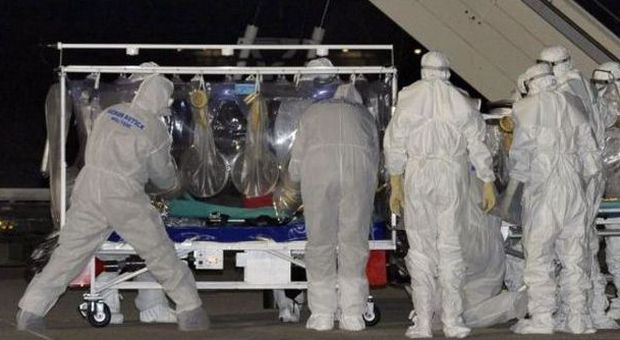 Ebola, il medico italiano sta peggiorando. "Febbre ancora alta"