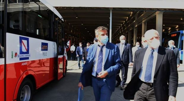 Campania, De Luca consegna 140 bus nuovi: «L'obiettivo è arrivare a quota mille»