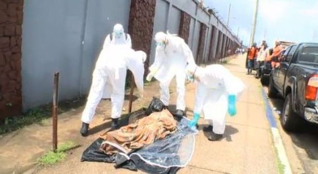Ebola, dato per morto "si risveglia" nel sacco