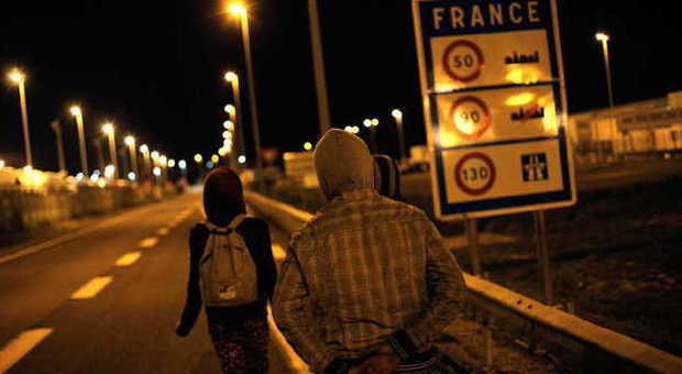 Migranti, in 1500 cercano di attraversare il tunnel della Manica: respinti, un morto