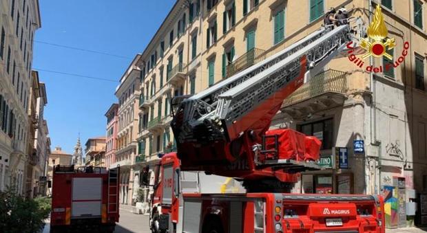 Ancona, intonaco pericolante nel palazzo in centro: arrivano i vigili del fuoco