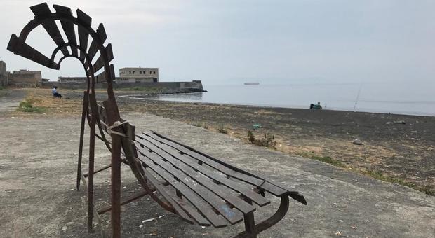 Coronavirus, il mare di Napoli Est è limpido ma resta negato