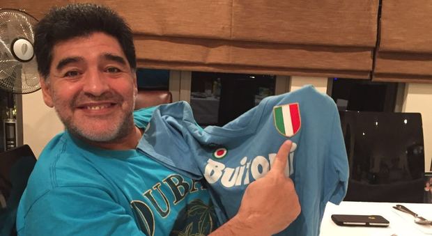 Maradona, che carica prima della Juve: riceve la sua maglia in omaggio, canta «Un giorno all'improvviso» e parla con gli azzurri Video