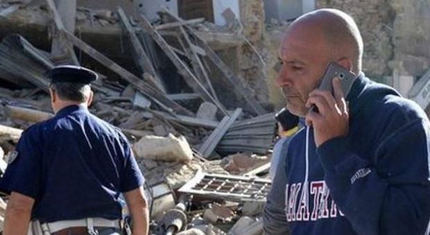 Terremoto ad Amatrice, il sindaco ai ribelli: «Ora tutti fuori dalle tende»