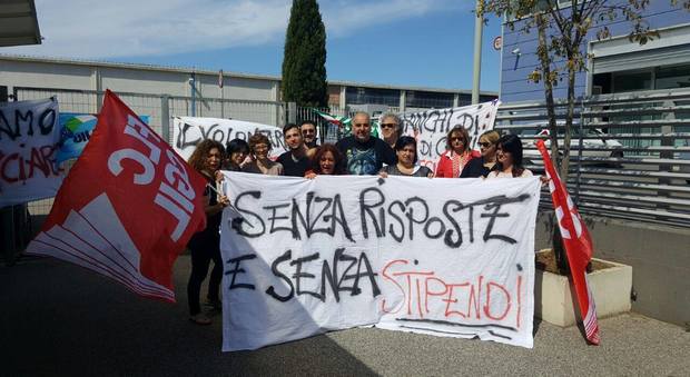Albano, i dipendenti di Formalba (ex Albafor) senza stipendio da 7 mesi: un centinaio protesta a Pomezia