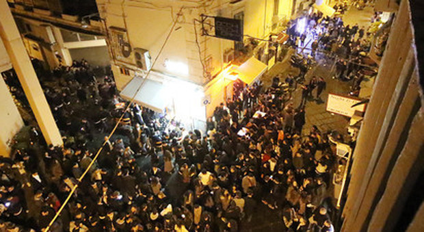 Napoli, maxi-rissa ai baretti di Chiaia: 4 ragazzi accoltellati nella notte