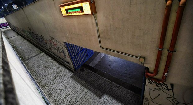 Roma, attraversa i binari della metro e viene travolta dal treno: 26enne gravissima