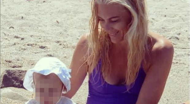 Eleonora Daniele compie gli anni, festa in spiaggia con la figlia Carlotta: «Con la mia cucciola, tra coccole e spensieratezza»