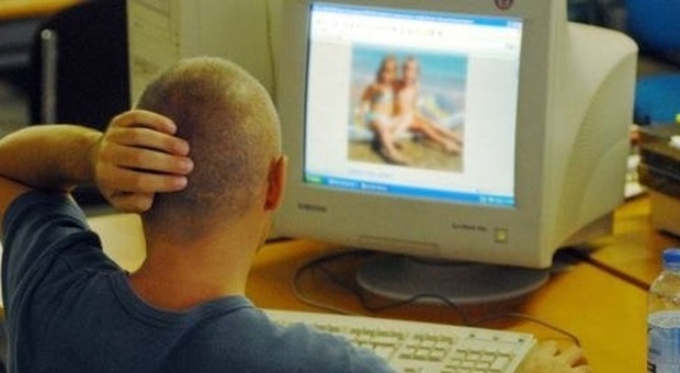 Molestie su due ragazzine e materiale pedopornografico nel computer: bancario a processo