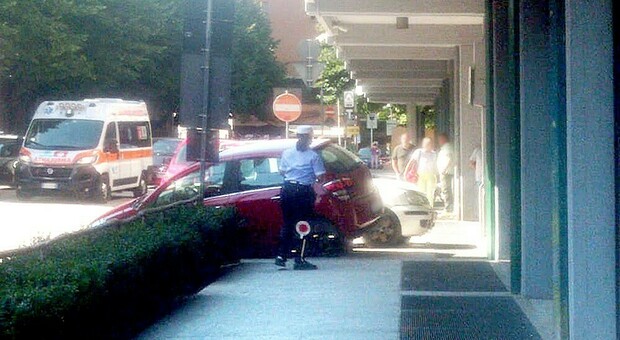 Tolentino, perde il controllo del mezzo e finisce contro un'auto in sosta: i due veicoli carambolano sul marciapiede