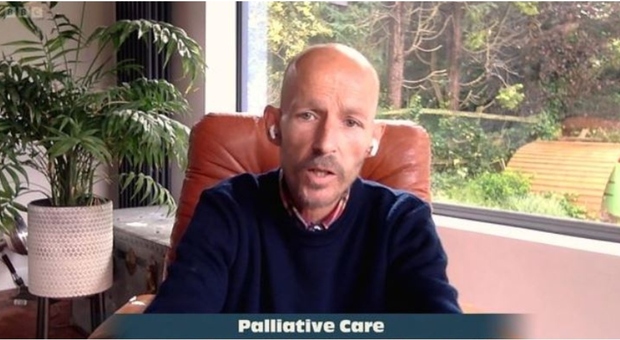 Jonnie Irwin, l'ex conduttore tv malato di cancro: «Ricevo cure palliative da tre anni. Ho alti e bassi»