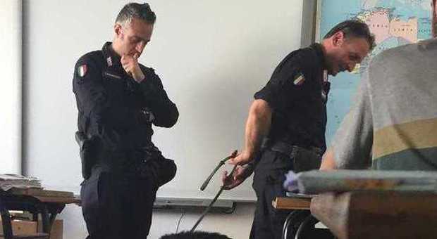 Poliziotti in classe con i cani antidroga, quattro studenti pizzicati con gli stupefacenti