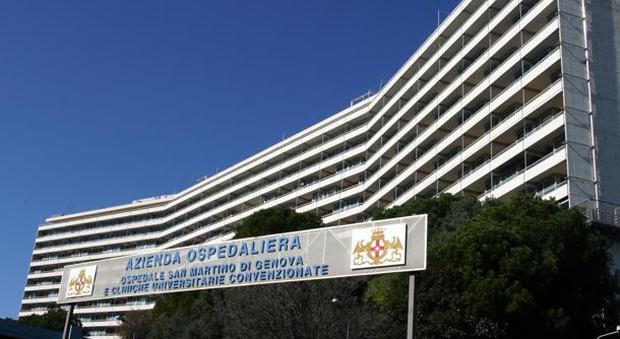 Giovane di 23 anni precipita dal quinto piano a Genova, gravissimo in ospedale