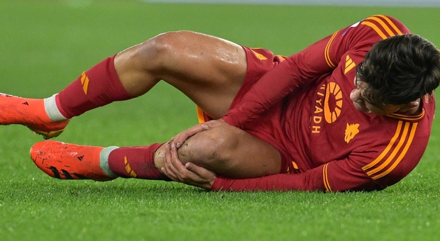 Dybala, infortunio in Roma-Fiorentina: si fa male alla coscia sinistra ed esce scuotendo la testa