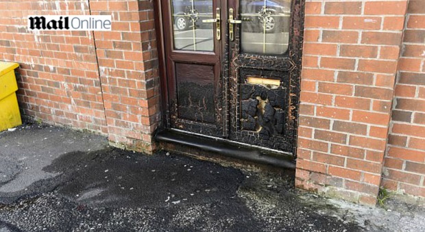 Manchester, bruciata la porta della moschea a Oldham (Mail Online)