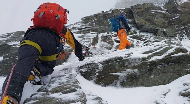 Escursionista scivola sul ghiaccio in montagna, precipita e muore a 36 anni