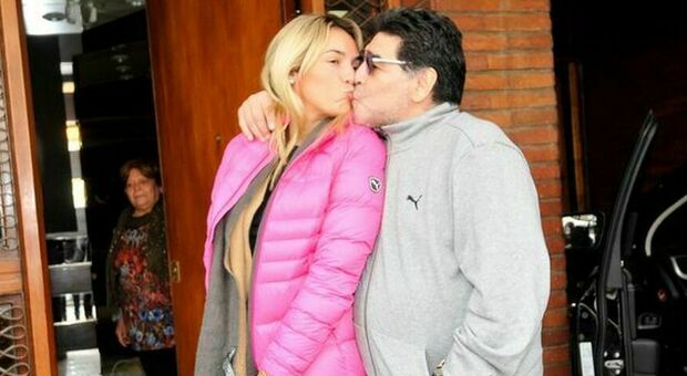 Maradona, beni all'asta: case, una Mercedes Benz, due Bmw, abiti, pigiami e il Pallone di platino della Fifa