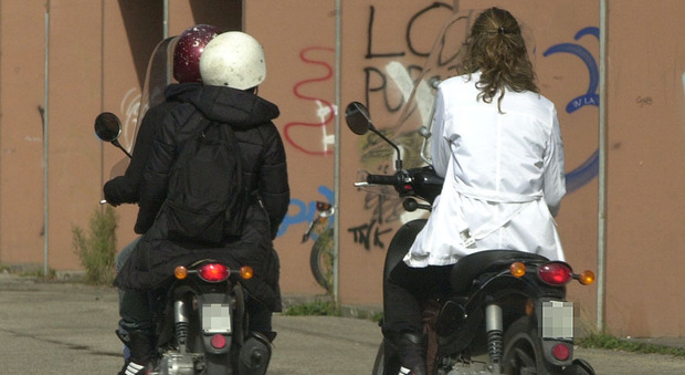 «In 4 su uno scooter senza casco, con due bambini»: insultato consigliere a Napoli, lui denuncia