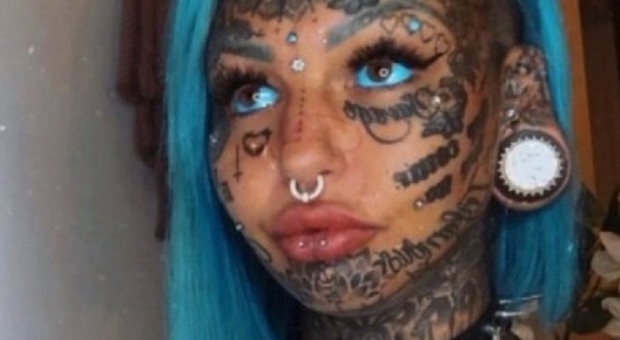 Cieca dopo essersi fatta tatuare di blu i bulbi oculari, l'influencer: «Non ho rimpianti, cerco di diventare la vera me»