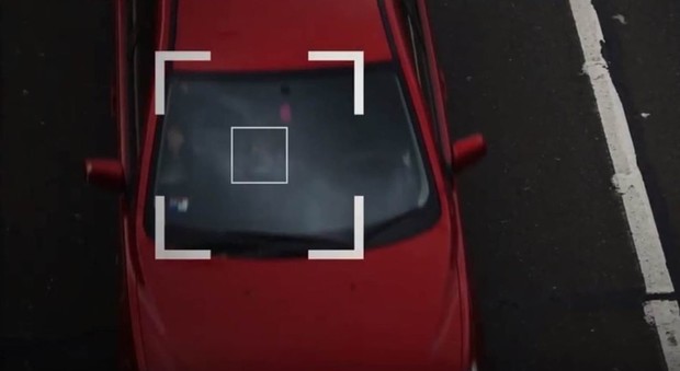 Installate le prime fotocamere al mondo per rilevare l'uso improprio dei cellulari durante la guida