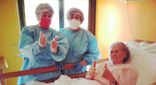 Coronavirus, Pierina è guarita: la signora di 100 anni di Segrate insieme ai suoi angeli