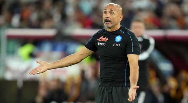 Roma-Napoli, la Sud insulta Spalletti: «Pezzo di m...». L'allenatore risponde alzando il braccio