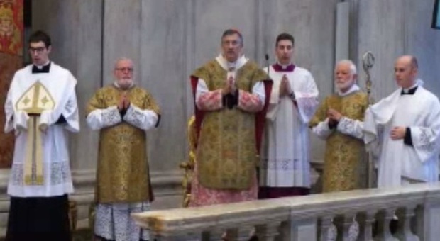 Il patriarca durante la messa