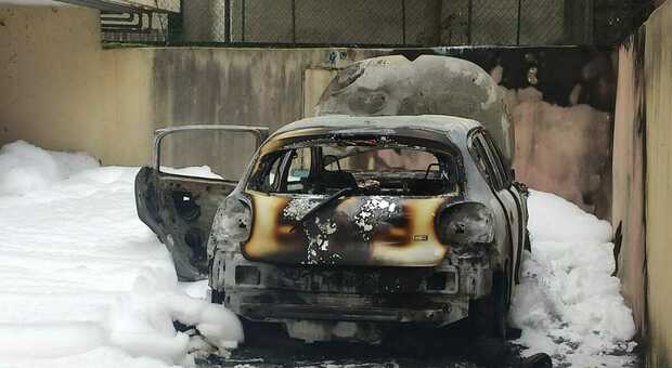 Stalkera e brucia l'auto all'ex di Treviso: estradato in Romania