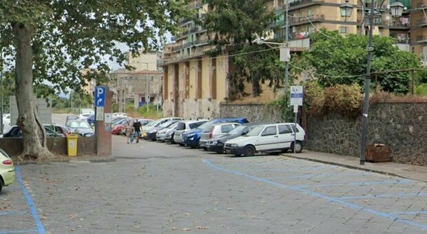 https://statics.cedscdn.it/photos/MED/83/82/8438382_25204850_parcheggio_gragnano.jpg