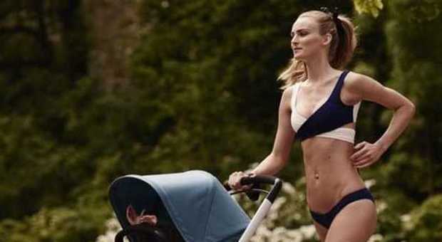 La modella fa jogging con la bimba di 2 anni. Il web attacca: "Come fa a essere così?"