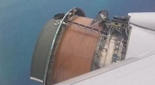 Usa, terrore su un volo della United Airlines: si stacca la copertura del motore a mezz'ora dall'atterraggio