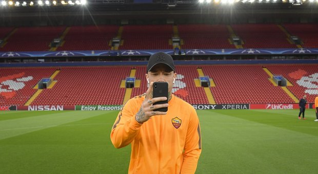 Selfie per Nainggolan ad Anfield