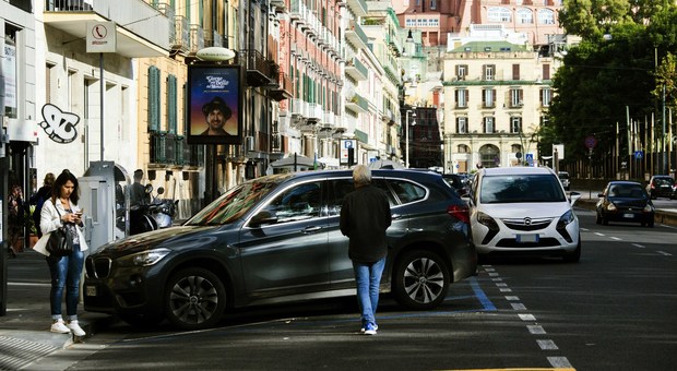 Napoli, la crociata contro i parcheggiatori abusivi: in tre mesi 190 ordini di allontanamento