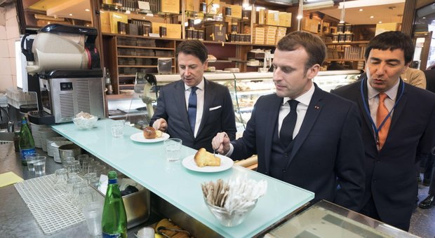 Macron a Napoli tra il San Ferdinando e Cappella Sansevero: «Napoli è un posto speciale». Babà e caffè sospeso da Scaturchio