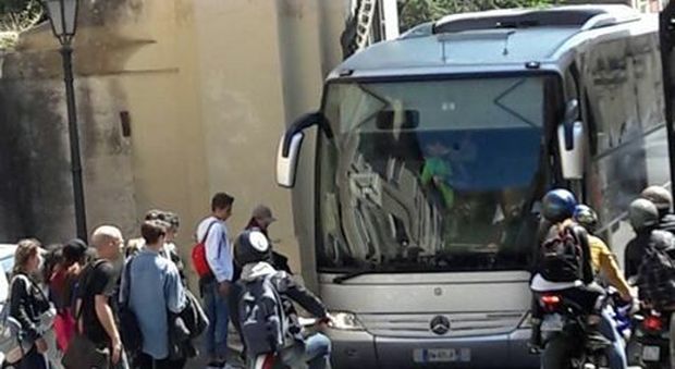 San Leucio ora è vietata ai bus turistici