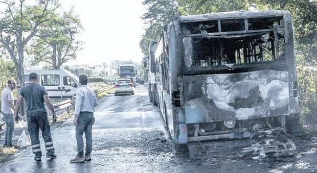 Atac, gli autobus diventano navette: servizio a metà. A fuoco un altro bus