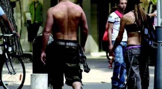 A torso nudo nel centro di Agropoli: prima multa da 250 euro al turista