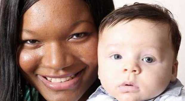Madre di colore partorisce un bimbo bianco, "C'era una probabilità su un milione"