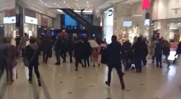 Londra, ragazzi armati di machete Panico in un centro commerciale
